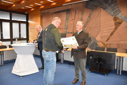 Landrat Wolfgang Spelthahn und Andreas Dering, Vorsitzender der Kreisjägerschaft Düren e.V., überreichten den neuen Jägerinnen und Jägern ihre Jägerbriefe, die ihnen nun als Voraussetzung für einen Jagdschein dienen.