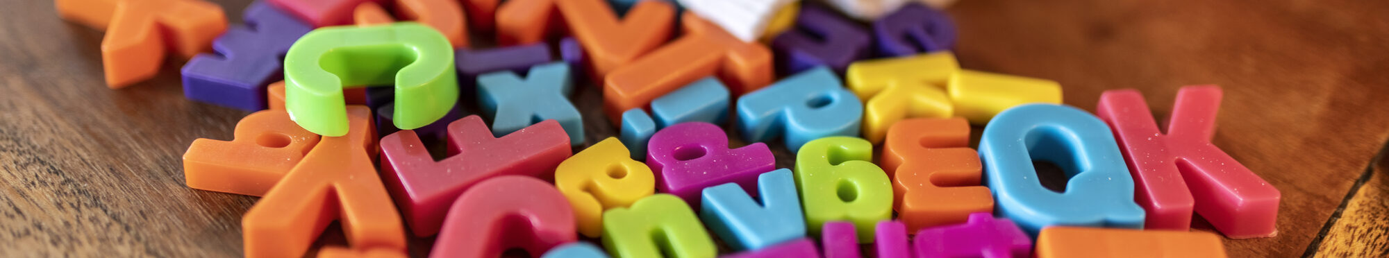 Buchstaben auf einem Tisch: Der Schritt von der Kita in die Schule ist für Kinder und Eltern groß.