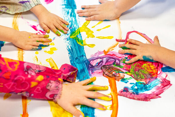 Bild zeigt malende Kinderhände.