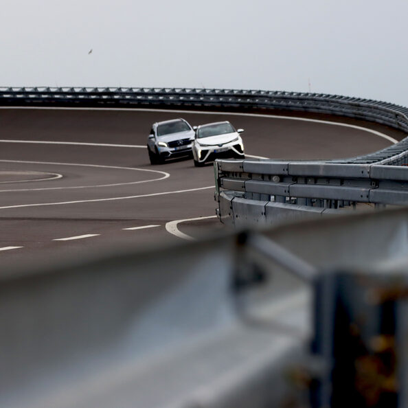 Die beiden Wasserstoffautos des Kreises Düren auf der Teststrecke des ATC.