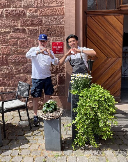 Herbert Brockel und Tobias Schlimbach (v.l.)  vor ihrem Restaurant