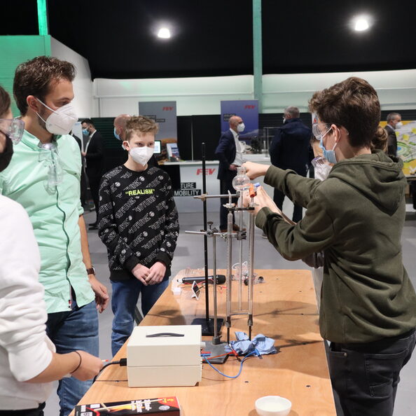 Schüler bei der Wasserstoff-Messe