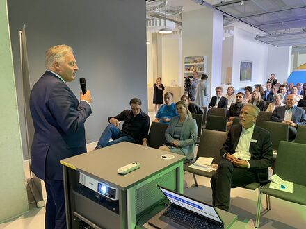 Landrat Wolfgang Spelthahn hält eine Rede bei der Eröffnung des Welcome Centers im September 2022.