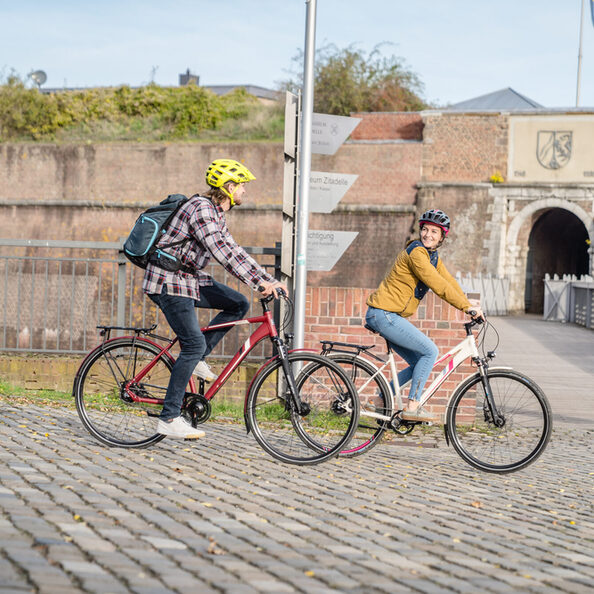 Ein Paar fährt Fahrrad.