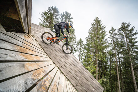 Ein Biker im Mountainbike-Park Hürtgenwald.