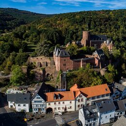 Luftbild der Internationalen Kunstakademie Heimbach/Eifel mit der Burg Hengebach.