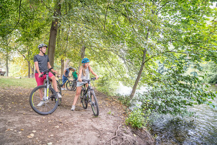 Fahrradfahrer im Stadtpark von Düren.