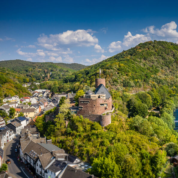 Ein fantastischer Blick über Burg Hengebach in Heimbach.