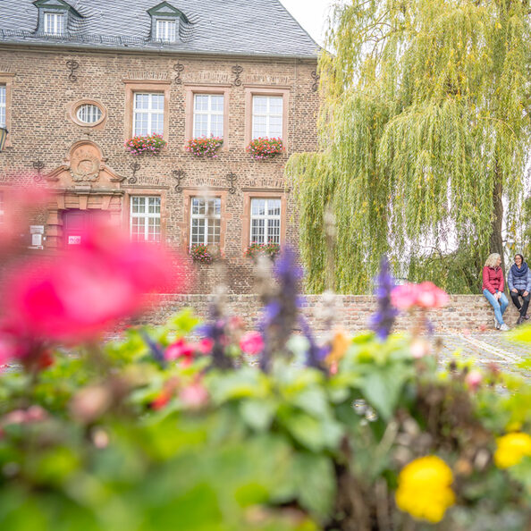 Einzigartig schön: Die Wasserburg in Niederzier.