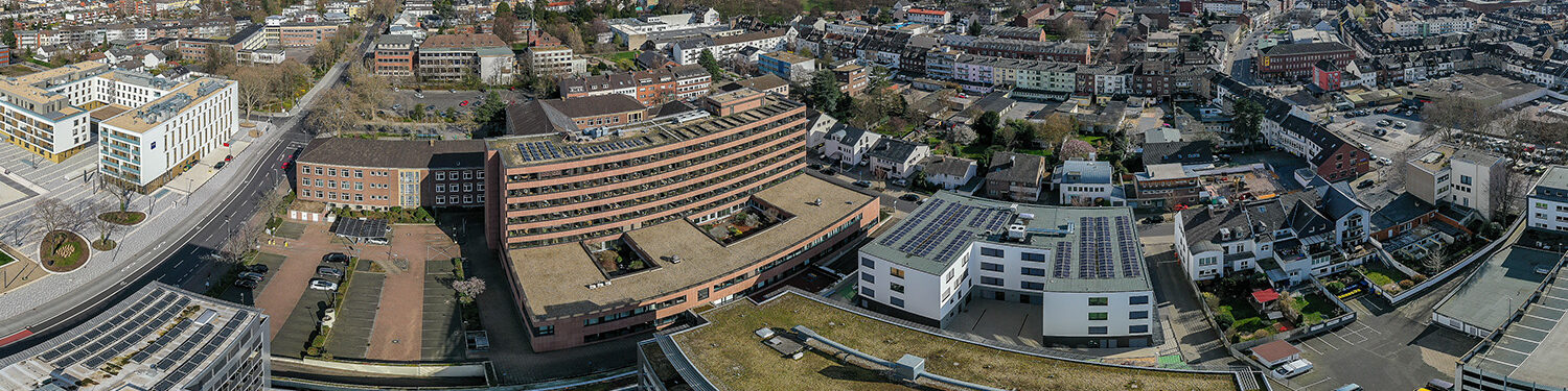 Blick mit Drohne auf die Stadt Düre