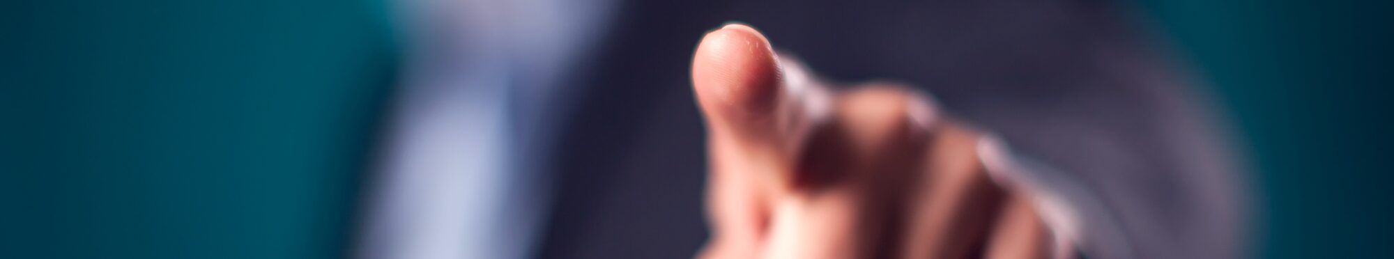 Motivbild Fingerzeig [Foto: ©Aleksej - stock.adobe.com]