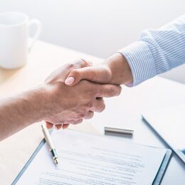 Motivbild Handschütteln [Foto: ©REDPIXEL - stock.adobe.com]