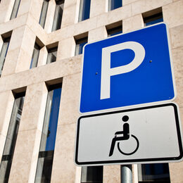 Verkehrsschild Behindertenparkplatz [Foto: © Tiberius Gracchus - stock.adobe.com]