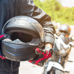 Motivbild Motorradfahrer mit Helm [Foto: © saelim - stock.adobe.com]
