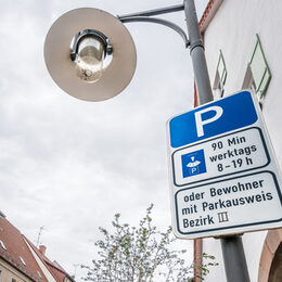 Straßenschilder mit Straßenlampe in Deutschland mit dem Hinweis Parken 90 Minuten Werktags 8 -19 Uhr oder Bewohner mit Parkausweis Bezirk 3 [Foto: © stgrafix - stock.adobe.com]