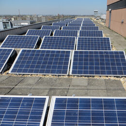 Eine der Klimaschutzmaßnahmen des Kreises Düren ist die Installation von Photovoltaikanlagen auf dem Kreishausdach in Düren