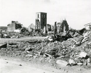 St. Vith (Belgien) wurde im Zuge der Ardennen-Offensive zerstört. Das Foto zeigt die Pfarrkirche des Ortes inmitten einer Trümmerlandschaft. [Fotograf unbekannt, Fotoarchiv des Kgl. Geschichtsvereins „Zwischen Venn und Schneifel“, St. Vith]