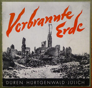 Zwei Jahre später legten die Kreise die Broschüre „Verbrannte Erde“ nach. Sie veranschaulicht mit eindrucksvollen Aufnahmen des Kölner Fotografen Hermann Claasen (1899-1987) den Grad der Kriegszerstörungen in beiden Kreisen. [Quelle: Frank Möller]