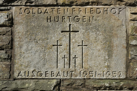 Die historische Steintafel befindet sich am Eingangsbereich der Kriegsgräberstätte Hürtgen.