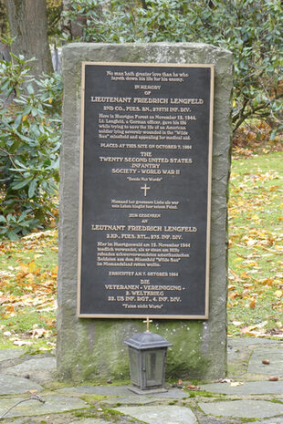 Gedenktafel für den Leutnant der Wehrmacht Friedrich Lengfeld. Sie befindet sich unmittelbar hinter dem Eingangsbereich links vom Weg.