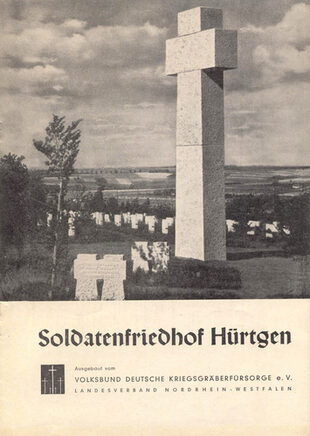 Anlässlich der Eröffnung der Kriegsgräberstätte gab die Landesgeschäftsstelle NRW des Volksbunds Deutsche Kriegsgräberfürsorge 1952 diese achtseitige Broschüre mit dem markanten Hochkreuz heraus. [Quelle: Archiv des Volksbunds Deutsche Kriegsgräberfürsorge, Landesverband NRW in Essen]