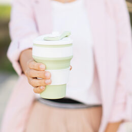 Motivbild Kaffeebecher, coffee to go [Foto: ©Anna - stock.adobe.com]