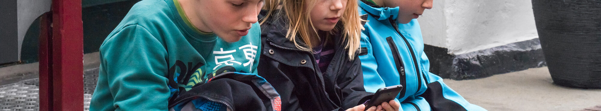 Onlinesucht, Handysucht bei drei Kindern