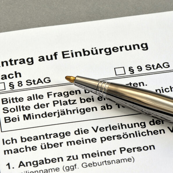 Antrag auf Einbürgerung, Einbürgerung, Antrag, Einbürgerungsantrag, Staatsangehörigkeit, Exekutivakt, Bewerber, Land, Staat, Integration, Einwohner, Bewohner, Bundesrepublik, Deutschland, deutsch, Ausweis, Personalausweis, Reisepass, Pass, doppelte Staatsangehörigkeit, Volk, Volkszugehörigkeit, Bürger, Bürgerrechte, Deutscher, Deutsche, Naturalisation, staatenlos, Verwaltungsakt, Urkunde, Einbürgerungsurkunde, Hamburg, Januar 2016, Bild Nr.: N52422