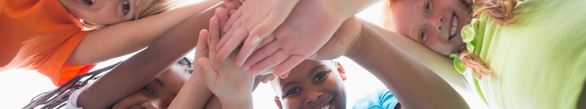 Kindergruppe mit Händen (© WavebreakmediaMicro - stock.adobe.com)