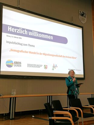 Begrüßung durch Sybille Haußmann, Dezernentin für Arbeit, Bildung und Integration des Kreises Düren