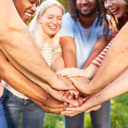 Hände stapeln für Freundschaft und Teambuilding [© Robert Kneschke; stock.adobe.com]