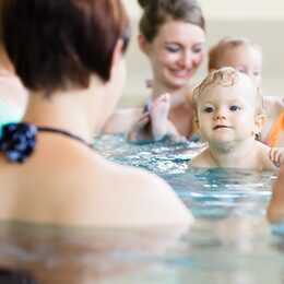 Motivbild Kinder Schwimmen [Foto: ©Kzenon - stock.adobe.com]