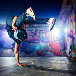 Motivbild Breakdance, Graffiti [Foto: ©chaoss - stock.adobe.com]