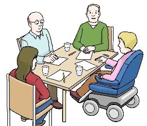 Menschen sitzen auf Stühlen und mit einem Rollstuhl am Tisch