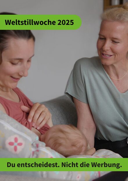 Muttr stillt Baby in Anwesenheit einer Hebamme.