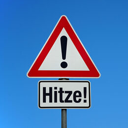 Hitze mit Achtung Schild