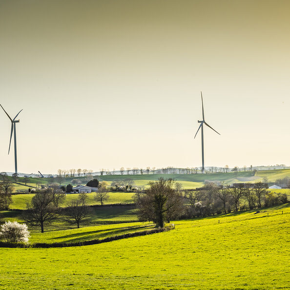 Motivbild Landschaft mit Windkraftanlagen [Foto: © GoldenEyesL.A. - stock.adobe.com]