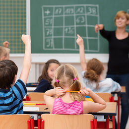 Motivbild Schulkinder in Klasse [Foto: © contrastwerkstatt - stock.adobe.com]