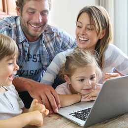 Motivbild Familie am PC [Foto: ©goodluz - stock.adobe.com]