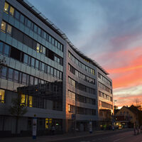 Bild zeigt Haus D der Kreisverwaltung Düren bei Sonnenuntergang.