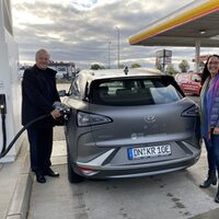 Landrat Wolfgang Spelthahn und Anne Schüssler bei der H2-Tankstelle.