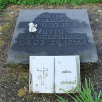 Einzelne Grabplatte mit individuellem Grabschmuck auf der Kriegsgräberstätte Vossenack heute. [Foto: © Frank Möller]