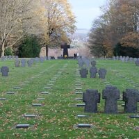 Grabplatten und Symbolkreuz-Gruppen auf der Kriegsgräberstätte Vossenack heute. [Foto: © Frank Möller]