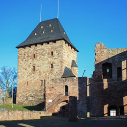 Innenhof der Burg Nideggen und das Burgenmuseum
