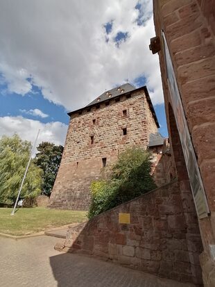 Der Bergfried der Burg Nideggen beherbergt das Burgenmuseum.