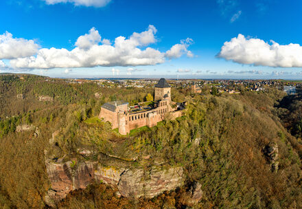 Eine Luftaufnahme der Burg Nideggen [Foto: © DieLuftbildAG - stock.adobe.com]