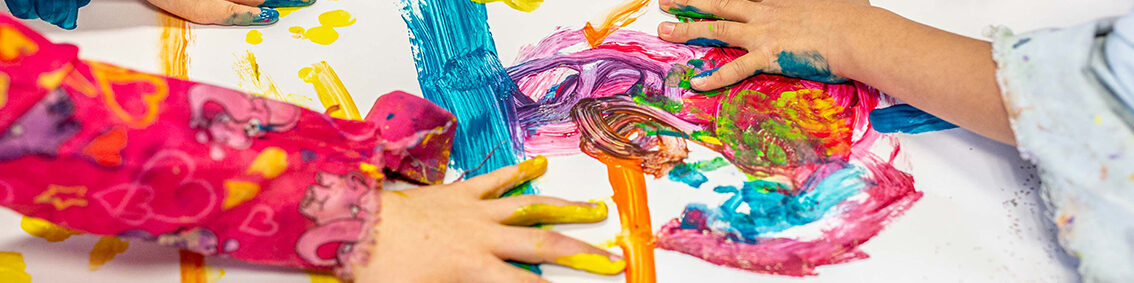 Kinderhände beim Malen
