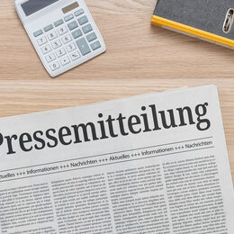 Zeitung mit der Headline Pressemitteilung