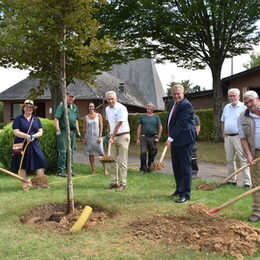 Landrat Wolfgang Spelthahn, Langerwehes Bürgermeister Heinrich Göbbels und weitere Mitarbeiter pflanzten auf dem Rymelsberg einen Baum, der für die ehrgeizigen Klimaschutzziele des Kreises Düren steht.