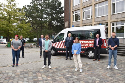 Vier junge Menschen haben sich für eine Ausbildung bei der Rettungsdienst Kreis Düren AöR entschieden und verstärken seit dem 1. September das Team.